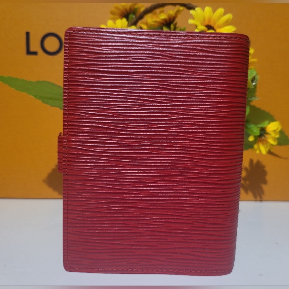 🔥SOLD🔥LOUIS🌻VUITTON EUC Epi Bifold Passport Agenda - Picture 3 of 16